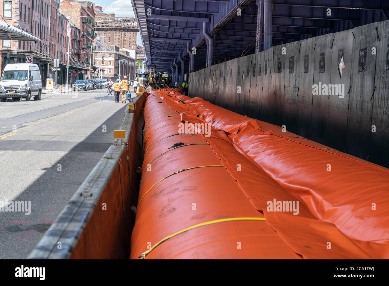 New York, NY - 3 agosto 2020: Le barriere d'acqua viste sul porto marittimo di South Street mentre la città si prepara per la tempesta tropicale Isaias Foto Stock