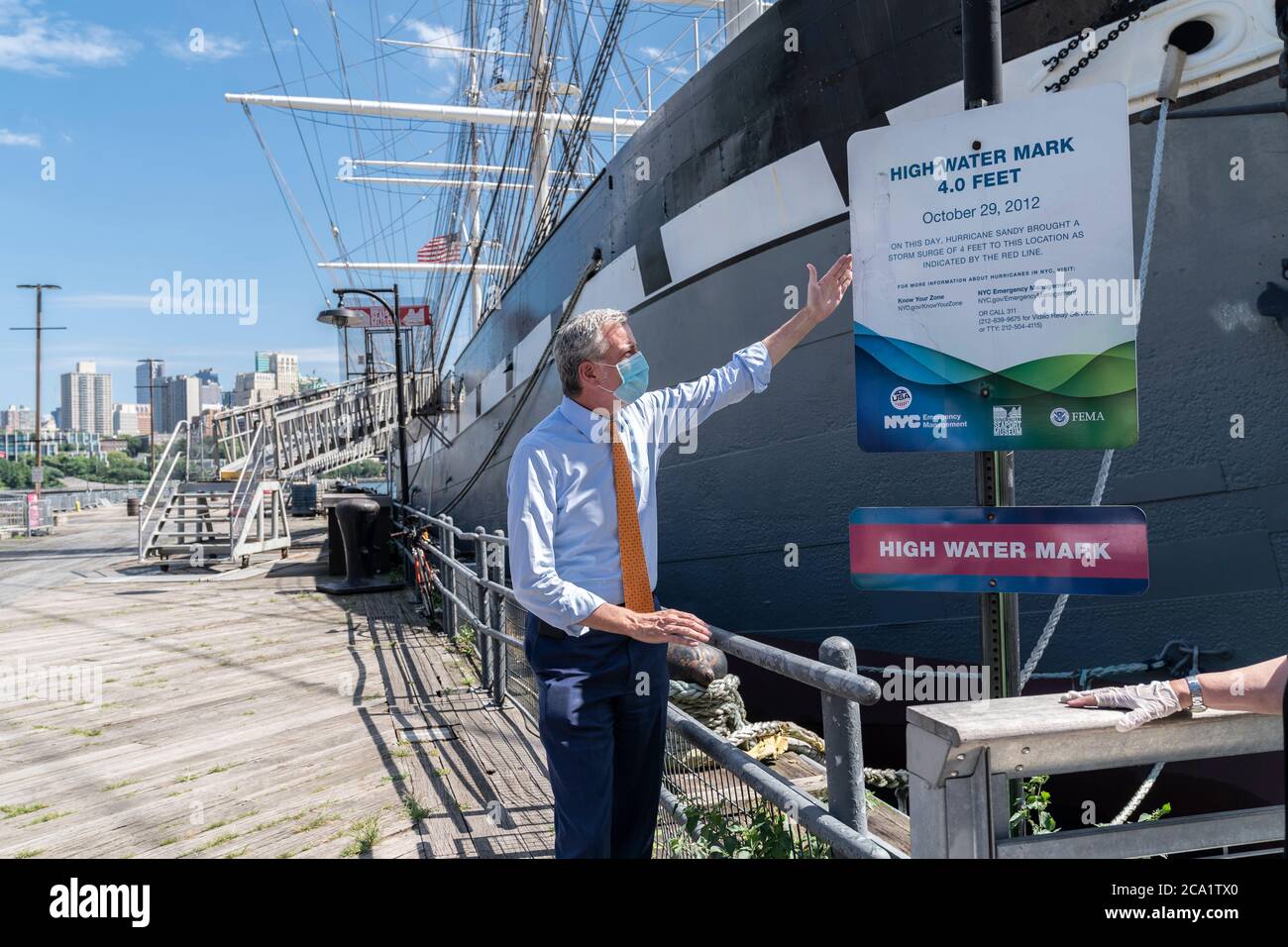 New York, NY - 3 agosto 2020: Il sindaco de Blasio pone ad alto mare di contrassegno ha sorvolato durante l'uragano Sandy al porto marittimo di South Street circa la preparazione della città per la tempesta tropicale Isaias Foto Stock