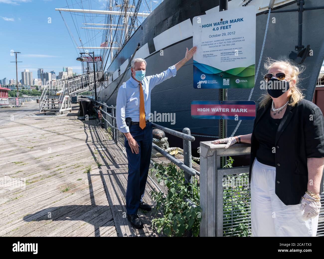 New York, NY - 3 agosto 2020: Il sindaco de Blasio pone ad alto mare di contrassegno ha sorvolato durante l'uragano Sandy al porto marittimo di South Street circa la preparazione della città per la tempesta tropicale Isaias Foto Stock