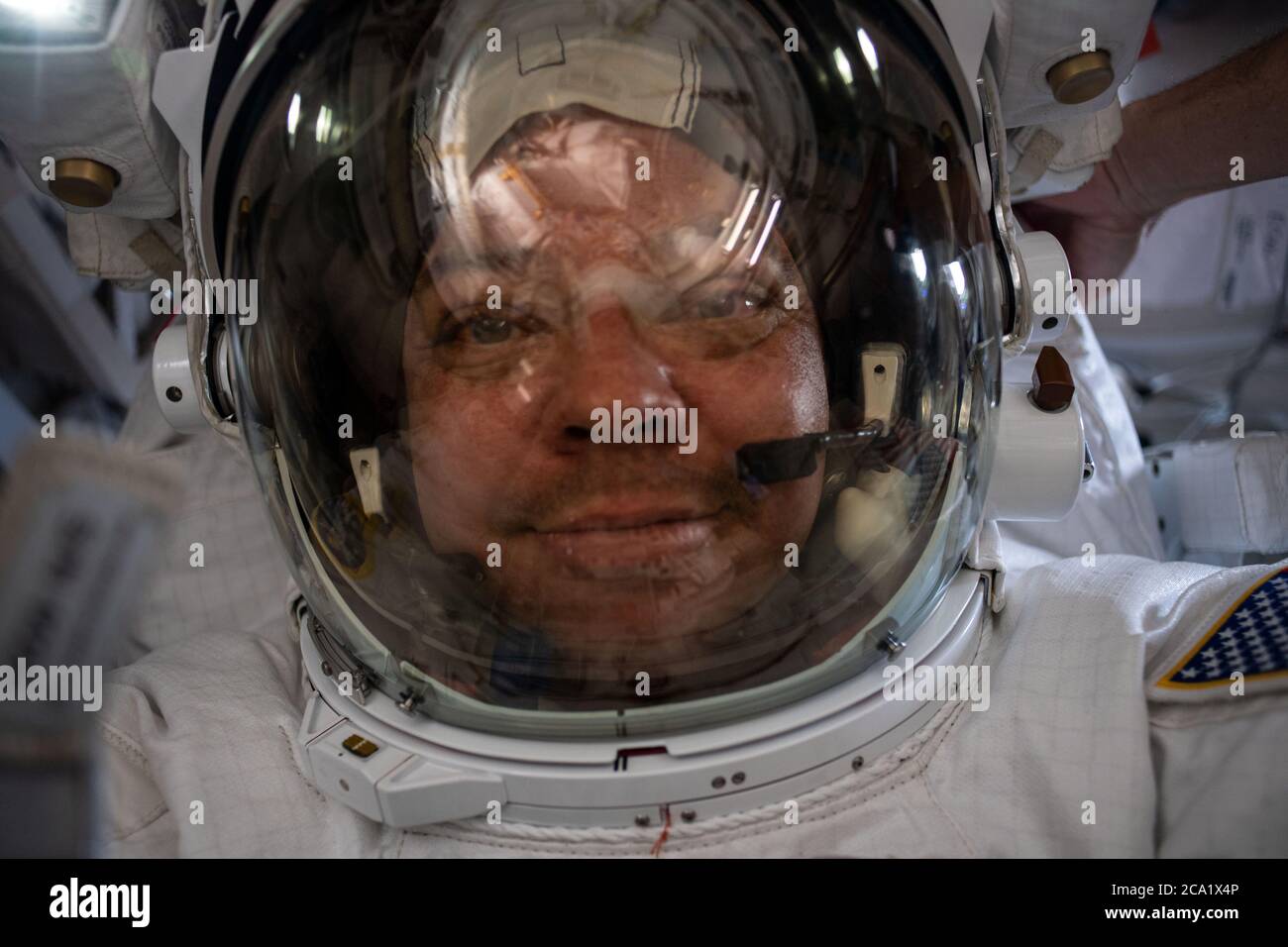 L'astronauta della NASA Bob Behnken prende un selfie nel suo spacesuit durante una passerella fuori dalla Stazione spaziale Internazionale 21 luglio 2020 a Earth Orbit. Foto Stock