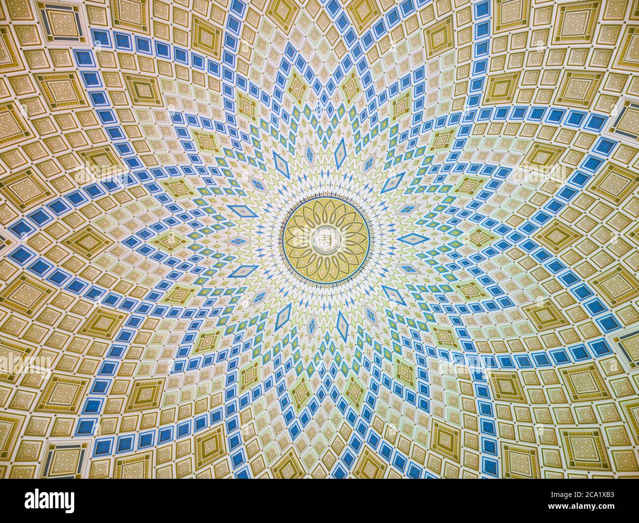 Soffitto a cupola decorato con opere d'arte islamica all'interno della Moschea Turkmenbashi Ruhy costruita a Gypjak Ashgabat, Turkmenistan. Foto Stock