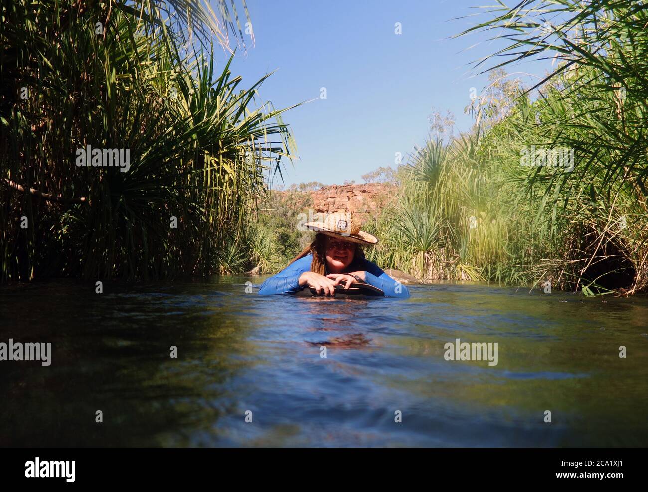 Tubing uomo a Boodjamulla (Lawn Hill) National Park, Outback Queensland, Australia. No MR Foto Stock