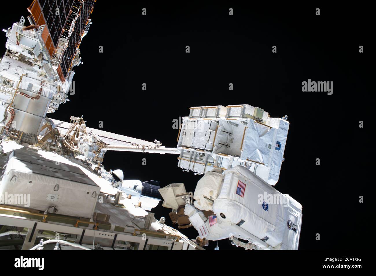L'astronauta della NASA Bob Behnken conduce una passeggiata spaziale di sei ore con il collega astronauta Chris Cassidy per sostituire una batteria al nichel-idrogeno obsoleta con una nuova batteria agli ioni di litio all'esterno della Stazione spaziale Internazionale il 1° luglio 2020 a Earth Orbit. Foto Stock