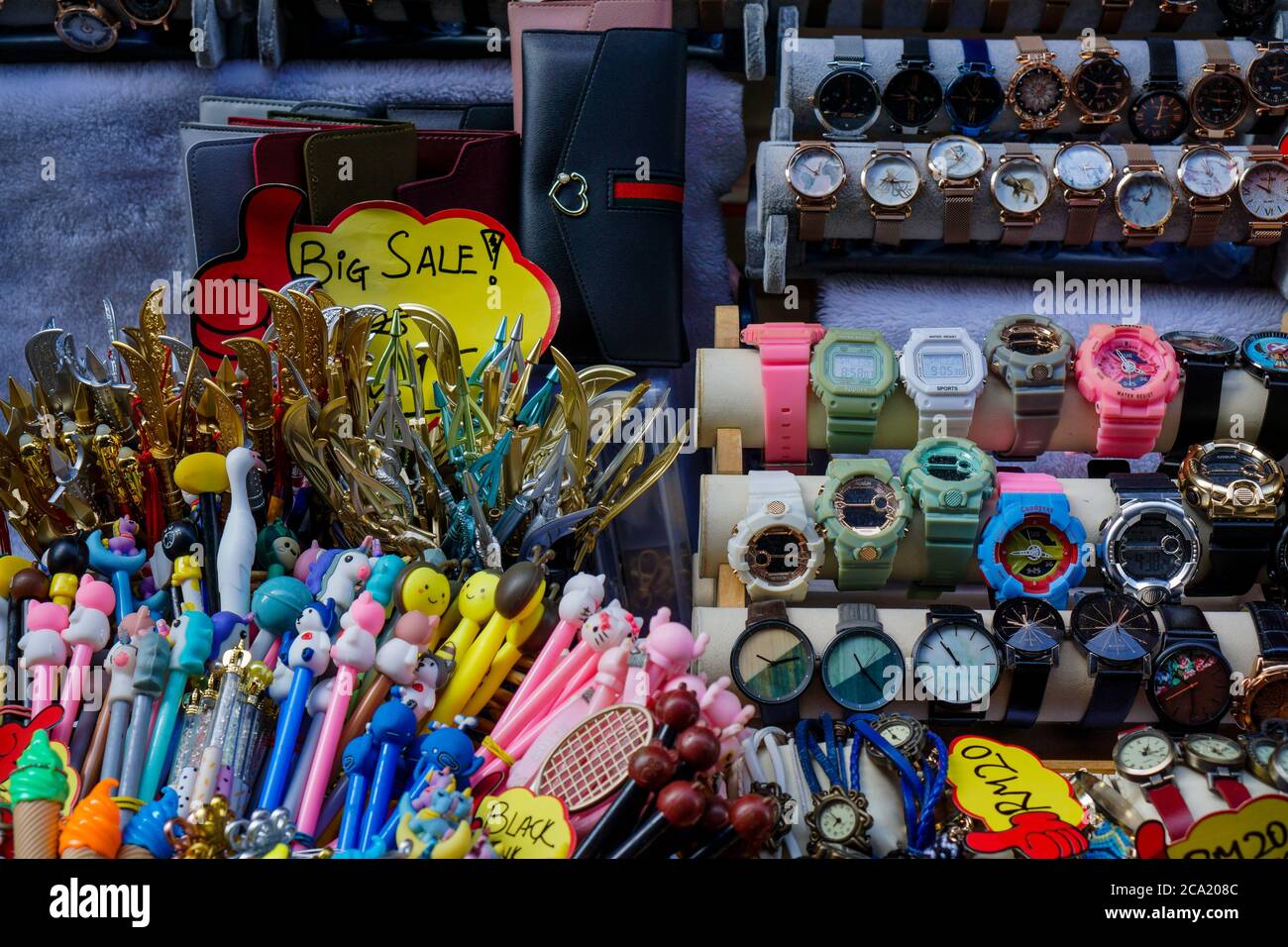 Ipoh, Malaysia - 25 Luglio 2020 : varietà di orologi contraffatti o di marca di abbattere al negozio di souvenir, concubine corsia, la vendita a prezzi economici. Foto Stock