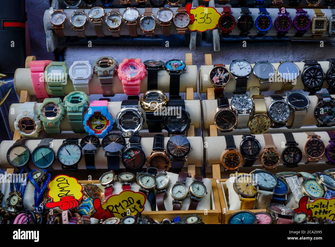 Ipoh, Malaysia - 25 Luglio 2020 : varietà di orologi contraffatti o di marca di abbattere al negozio di souvenir, concubine corsia, la vendita a prezzi economici. Foto Stock