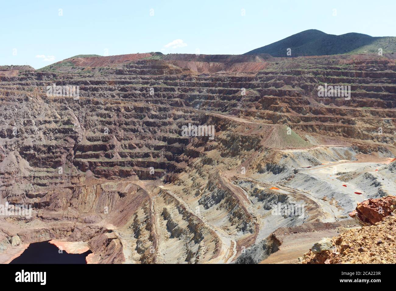 Guardando giù nella Queen Mine abbandonata, fuori di Bisbee, Arizona. Foto Stock