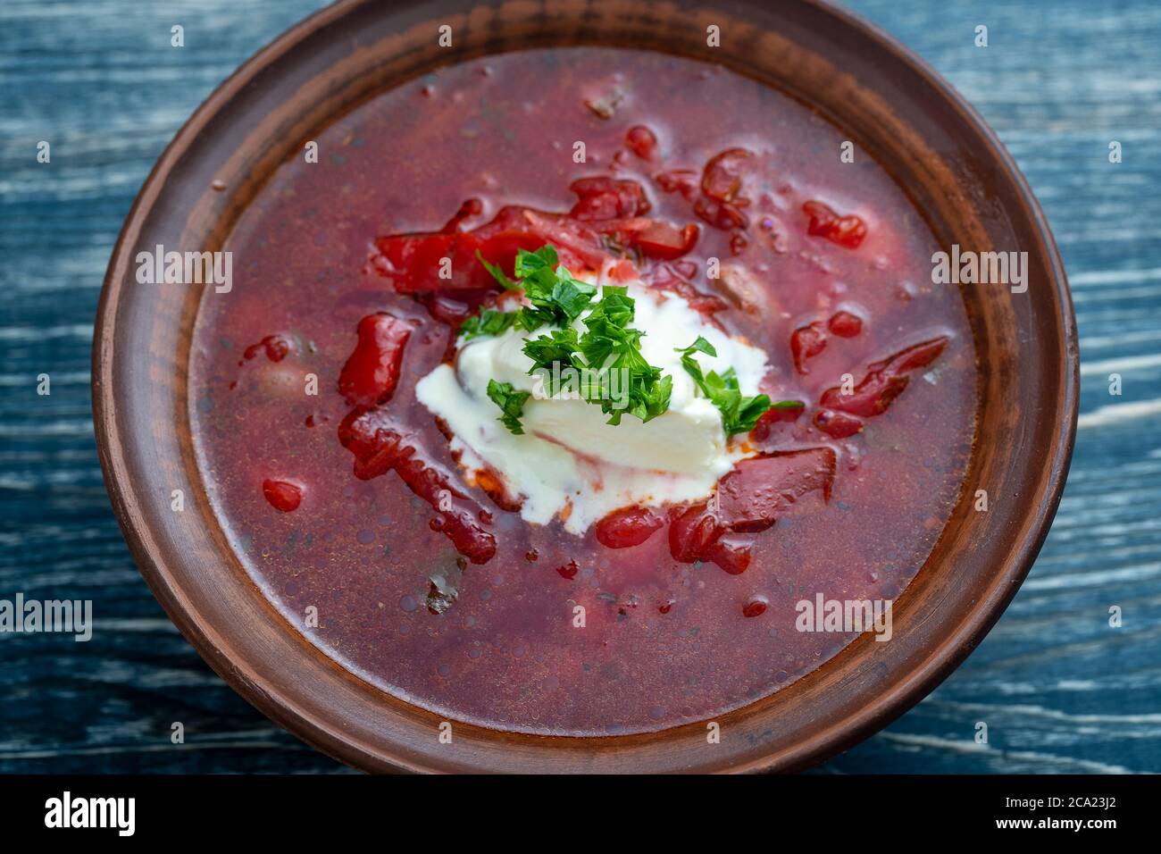 Borsch rosso nazionale ucraino e russo. La zuppa di barbabietole è un piatto nazionale in Ucraina, primo piano Foto Stock