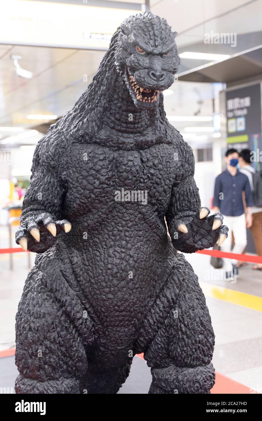 Akihabara, Giappone - 2 agosto 2020: Una statua di Godzilla è esposta alla stazione di Akihabara. Foto Stock