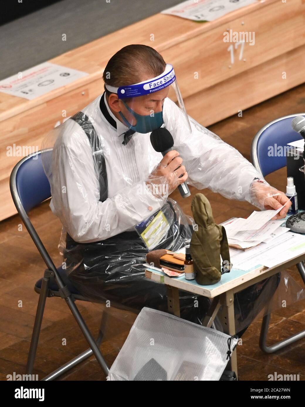 Un annunciatore ad anello che indossa un equipaggiamento protettivo durante un concorso di boxe soggetto a restrizioni a causa dello scoppio della COVID-19 presso la Korankuen Hall di Tokyo, Giappone, il 22 luglio 2020. (Foto di Hiroaki Yamaguchi/AFLO) Foto Stock