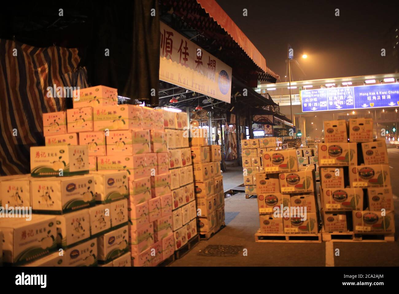 La frutta è imballata nel mercato all'ingrosso della frutta di Yau ma Tei di notte Foto Stock