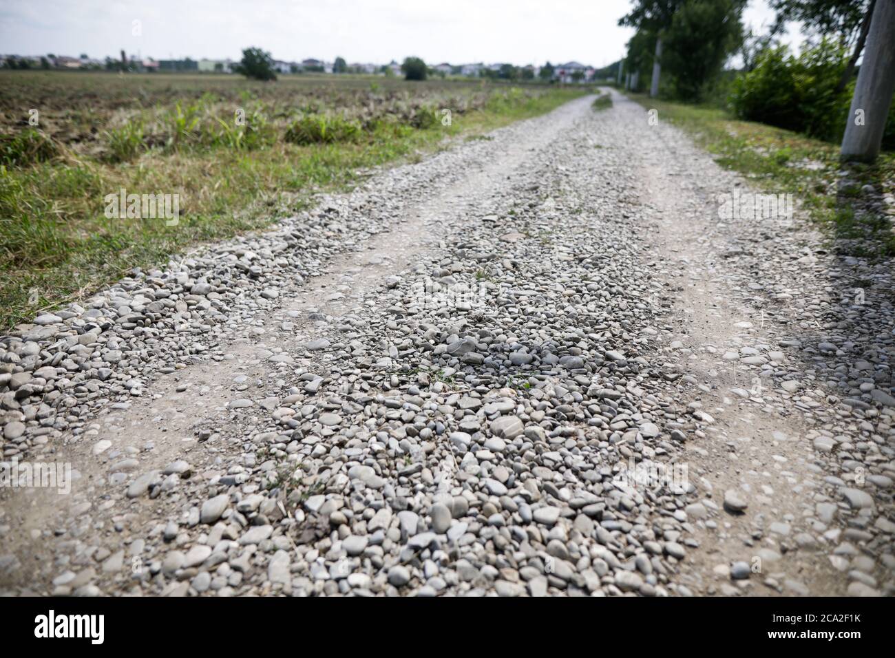 Immagine della profondità di campo bassa (fuoco selettivo) con una strada in pietra non asfaltata. Foto Stock