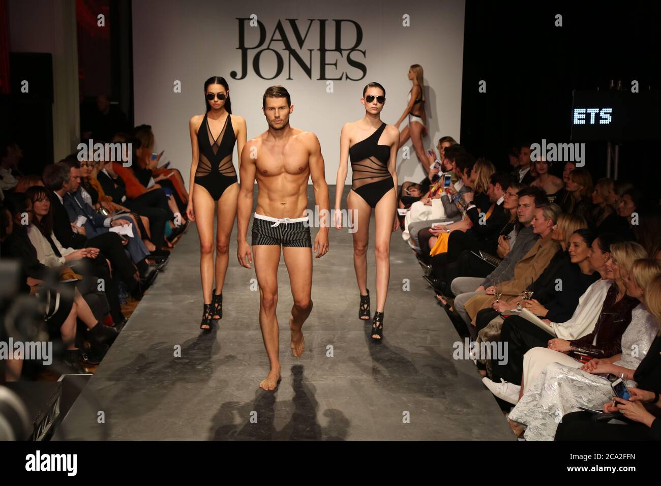 Vetrina dei modelli di disegni di getti sulla pista al David Jones Primavera/Estate 2015 Lancio della Collezione di Sydney. Foto Stock