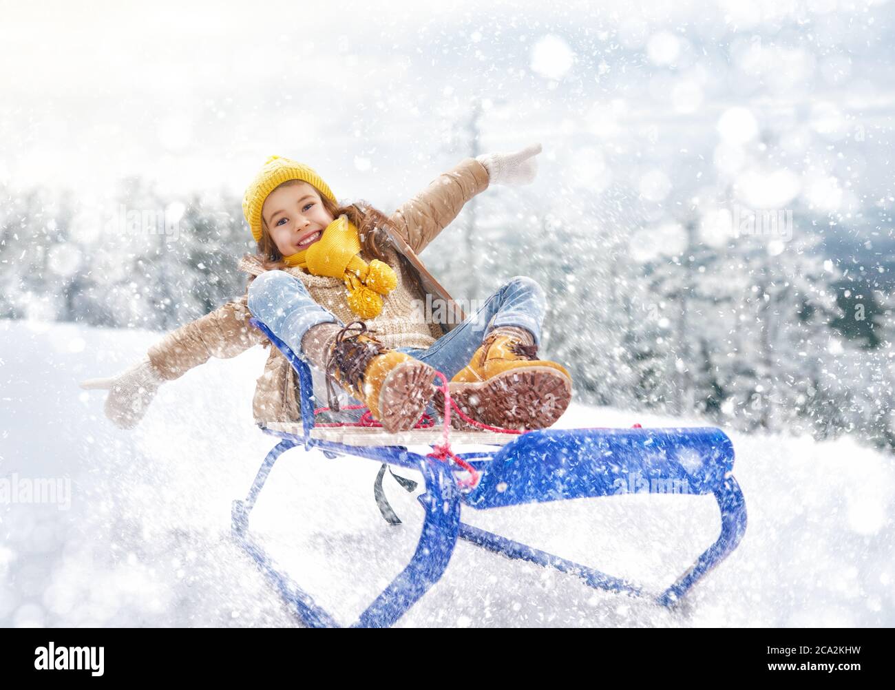 Immagini Stock - Bambina Che Si Gode Un Giro In Slitta. Slittino Per Bambini.  Bambino In Sella A Una Slitta. I Bambini Giocano All'aperto Nella Neve. Slitta  Per Bambini Nelle Alpi In