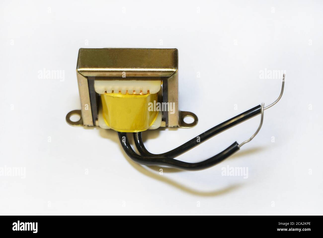 Trasformatore elettronico con fili isolati su sfondo bianco Foto Stock