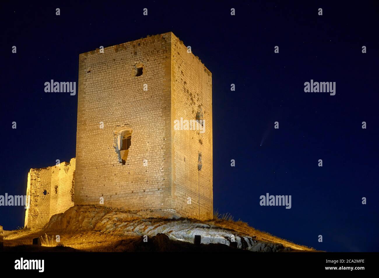 Rovine del castello di la Estrella a Teba di notte, Malaga. Andalusia, Spagna Foto Stock