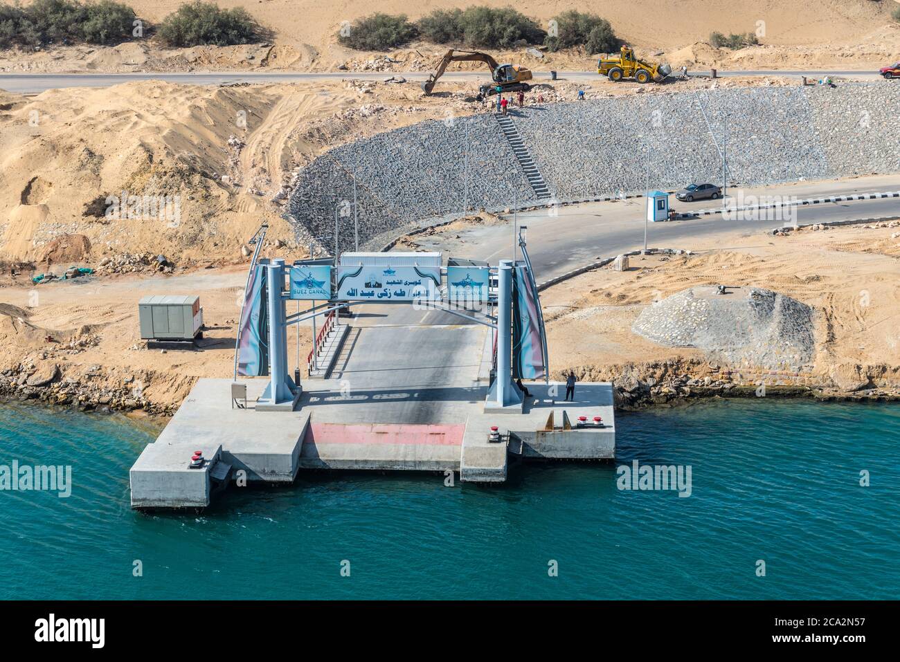 Ismailia, Egitto - 14 novembre 2019: Port Said - Suez Canal Rd e un molo di cemento sulle rive del canale di Suez vicino Ismailia, Egitto, Africa. Foto Stock