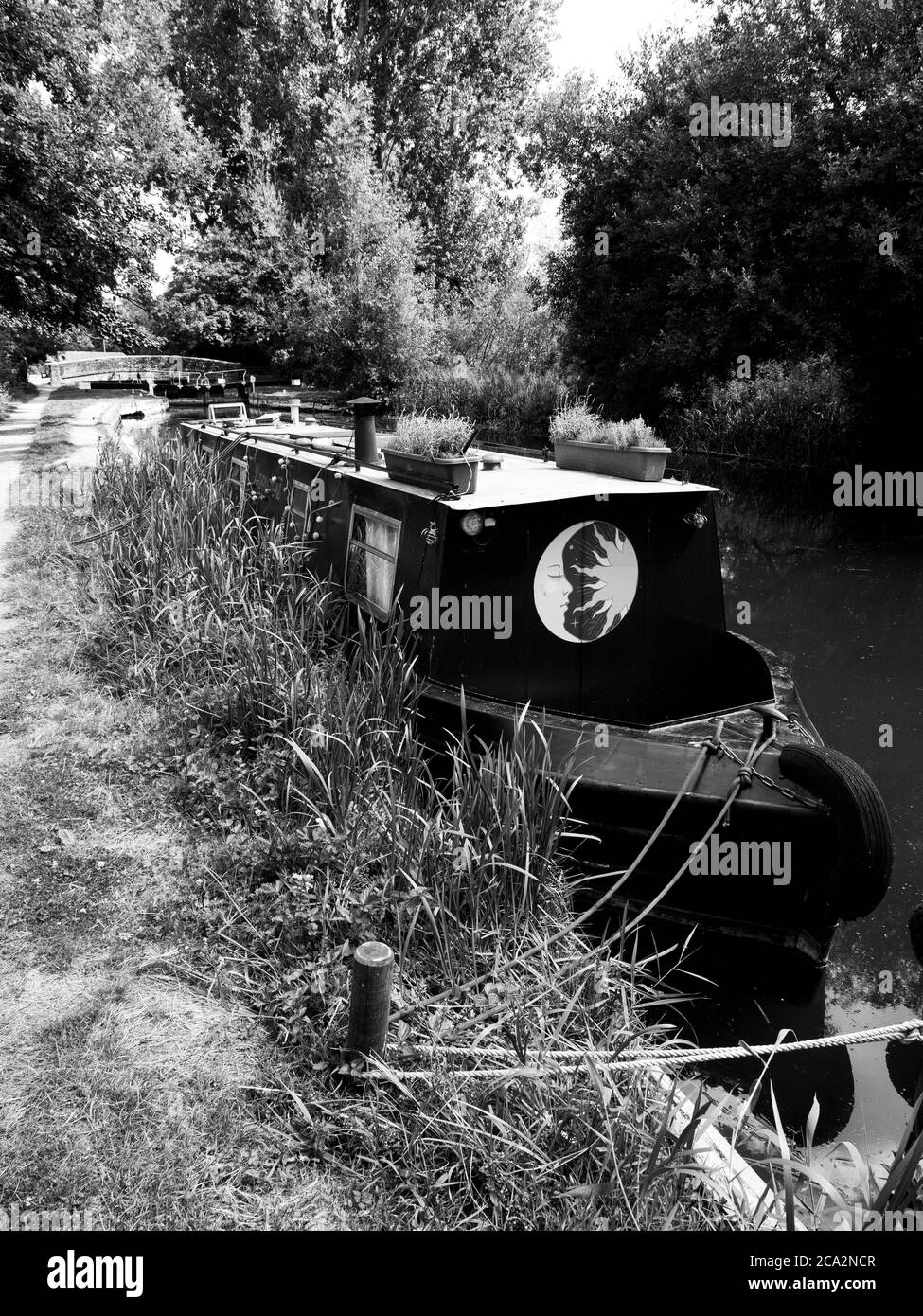 Tranquillo paesaggio bianco e nero del Berkshire, Hamstead Lock, Kennett e Avon Canal, Newbury, Berkshire, Inghilterra, Regno Unito, GB. Foto Stock