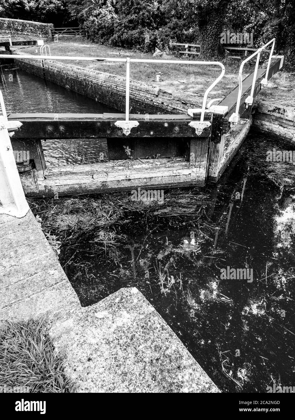 Bianco e nero fine Art Landscape di Hamstead Lock, Newbury, Kennett e Avon Canal Berkshire, Inghilterra, Regno Unito, GB. Foto Stock