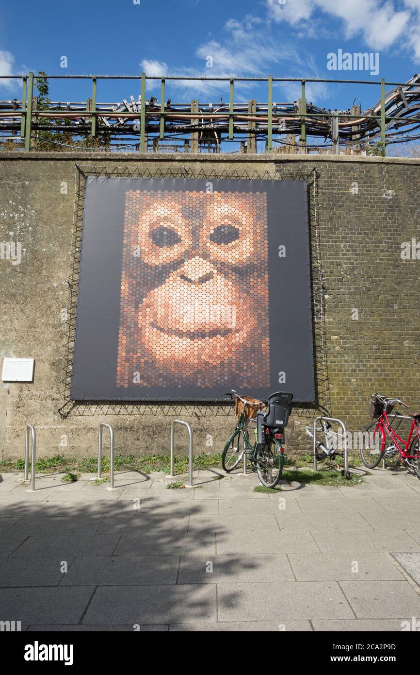 W4th Plinth, Penny The Orangutan di David Kimpton e Richard Lawton, Turnham Green, Londra, Regno Unito Foto Stock