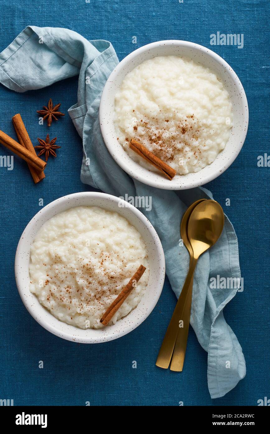 Budino di riso. Dessert di riso al latte francese. Sana colazione vegetan dieta. Vista dall'alto, verticale Foto Stock