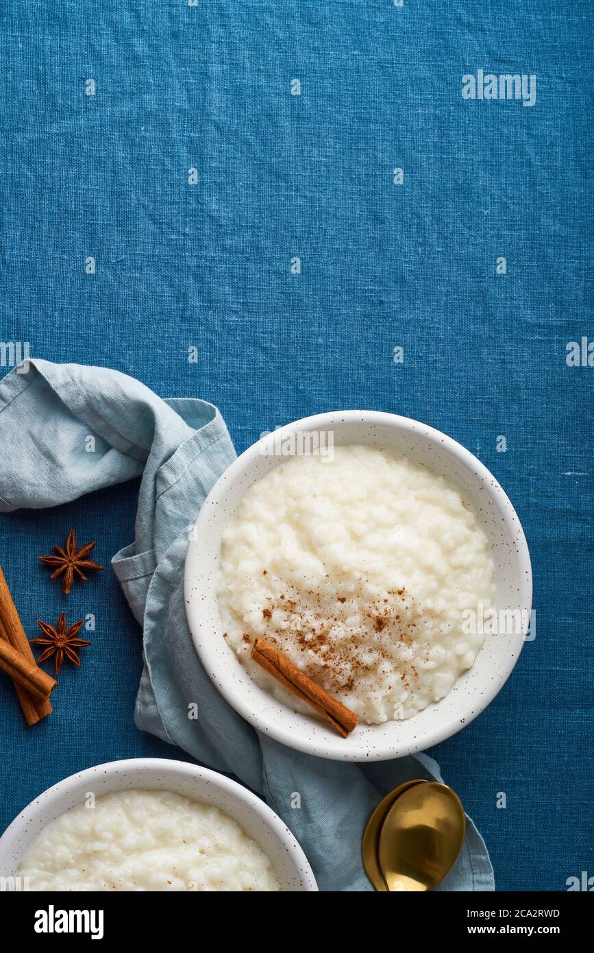 Budino di riso. Dessert di riso al latte francese. Vista dall'alto, verticale, spazio di copia Foto Stock