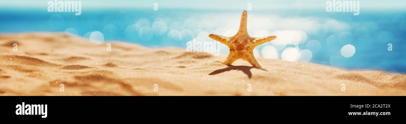 Sfondo di mare sfocato con bella bokeh e sabbia in primo piano Foto Stock