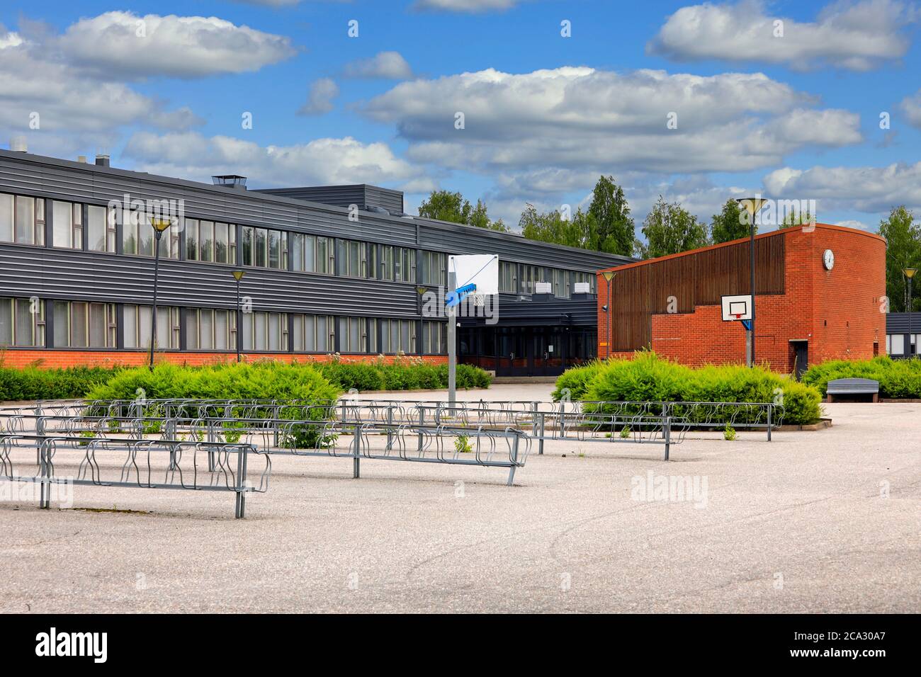 Cantiere scolastico Moisio, Salo, Finlandia e portabiciclette vuote in una giornata di sole all'inizio di agosto. La scuola di Moisio è una scuola media completa Foto Stock