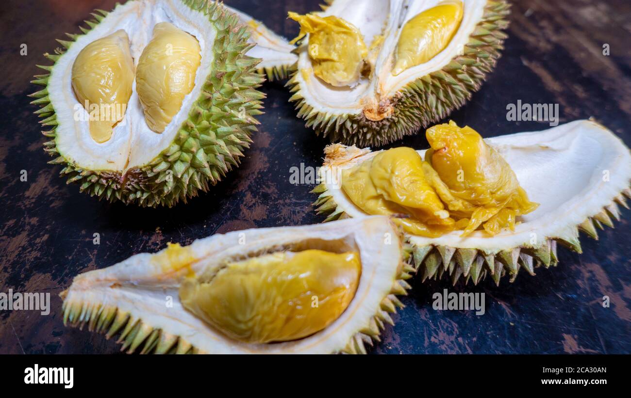 Speciale Durian matura selezionato per gli amanti della duria pronti a mangiare condizione, su sfondo di legno. Durian è conosciuto come Re della frutta. È puzzolente e la shel Foto Stock