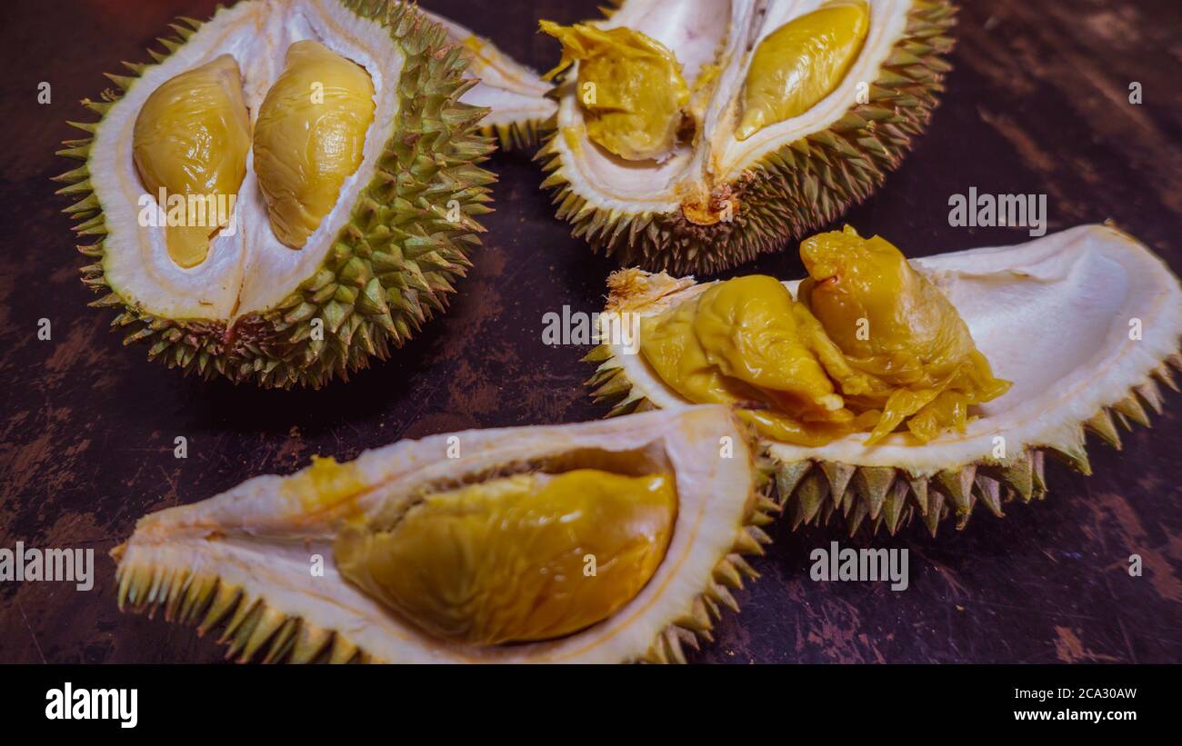 Speciale Durian matura selezionato per gli amanti della duria pronti a mangiare condizione, su sfondo di legno. Durian è conosciuto come Re della frutta. È puzzolente e la shel Foto Stock