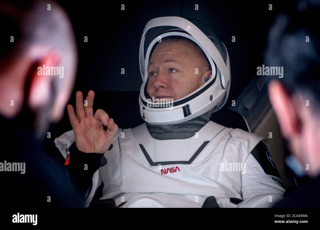 GULF OF MEXICO, USA - 02 agosto 2020 - l'astronauta della NASA Douglas Hurley è aiutato dalla SpaceX Crew Dragon Endeavour a bordo della SpaceX G. Foto Stock