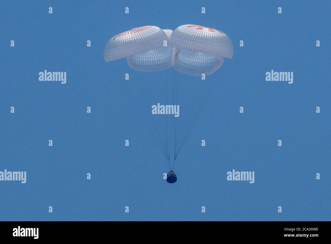 GULF OF MEXICO, USA - 02 agosto 2020 - la SpaceX Crew Dragon Endeavour spaddown con gli astronauti della NASA Robert Behnken e Douglas Hurley o Foto Stock