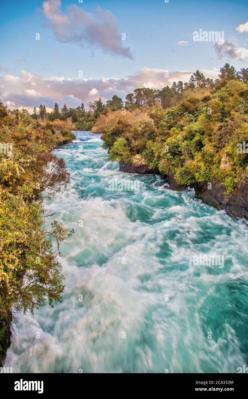 Potenti correnti d'acqua nelle cascate Huka, Taupo - Nuova Zelanda. Foto Stock