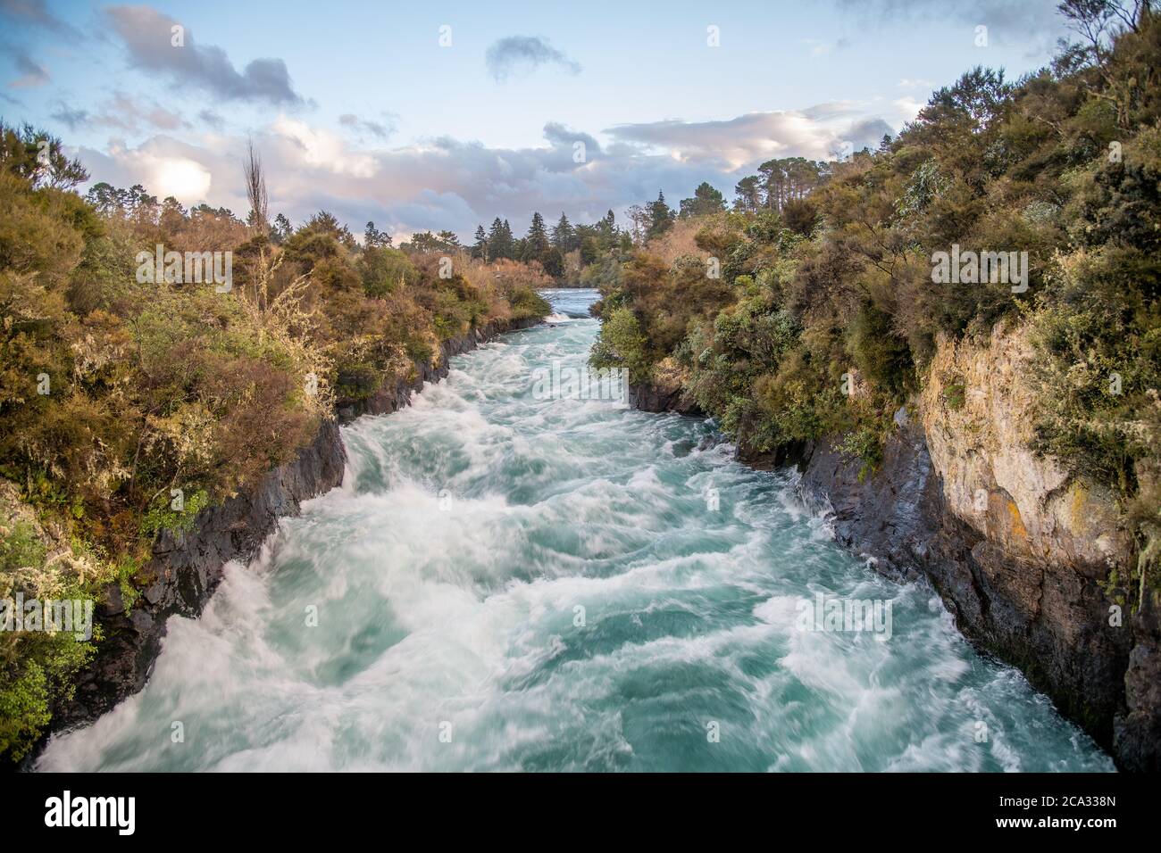 Potenti correnti d'acqua nelle cascate Huka, Taupo - Nuova Zelanda. Foto Stock