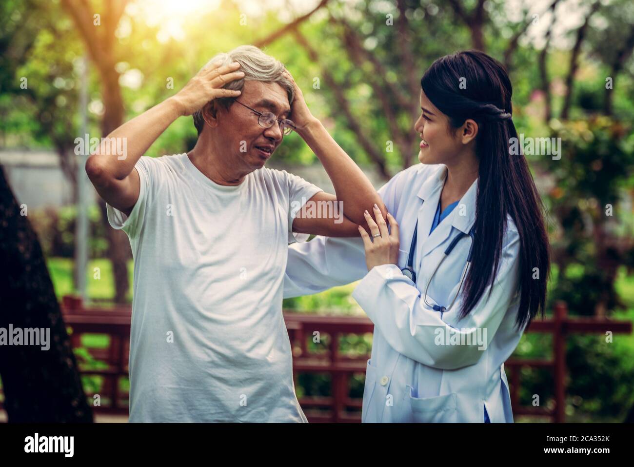Medico amichevole che si prende cura di uomo anziano. Foto Stock