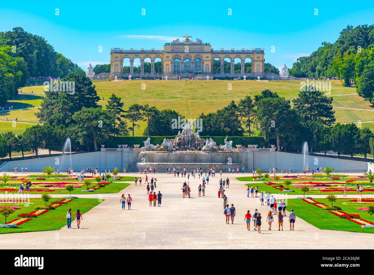 VIENNA, AUSTRIA - 23 LUGLIO 2019: La Gloriette nei Giardini del Palazzo di Schonbrunn, Vienna, Austria Foto Stock