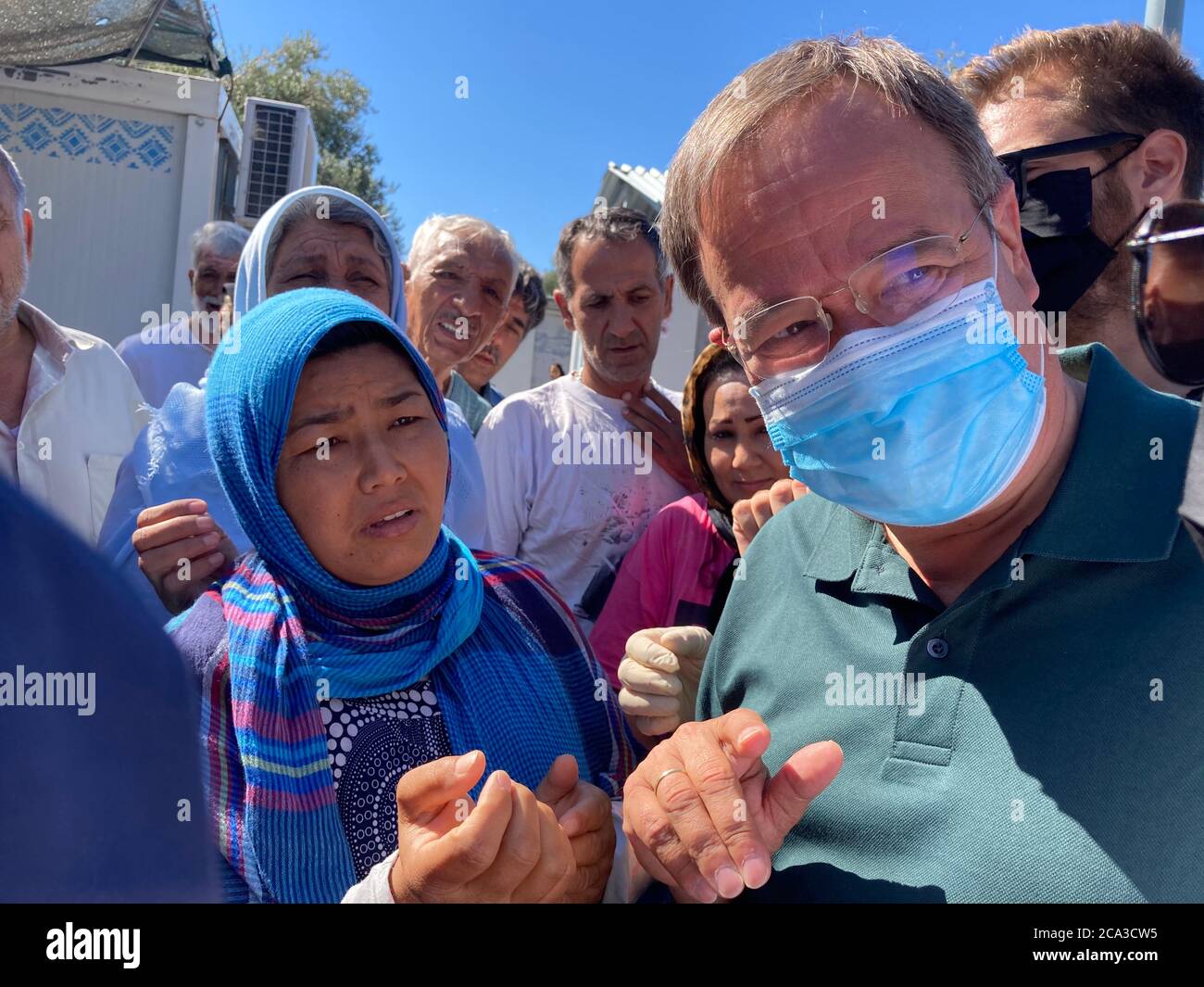 Lesbos, Grecia. 04 agosto 2020. Armin Laschet (r, CDU), primo ministro della Renania Settentrionale-Vestfalia, visita il campo profughi di Kara Tepe sull'isola greca di Lesbos. Laschet è in visita per diversi giorni in Grecia. Credit: Hülsmeier/dpa/Alamy Live News Foto Stock