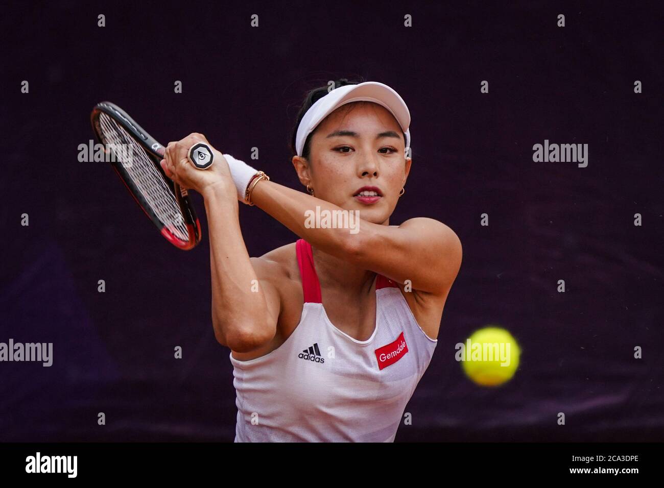Anning. 4 agosto 2020. Wang Qiang restituisce il pallone durante una partita di CTA (China Tennis Association) Tour tra Wang Qiang e Zou Xinyi ad Anning, provincia di Yunnan, nella Cina sudoccidentale. 4 agosto 2020. Credit: HU Chao/Xinhua/Alamy Live News Foto Stock