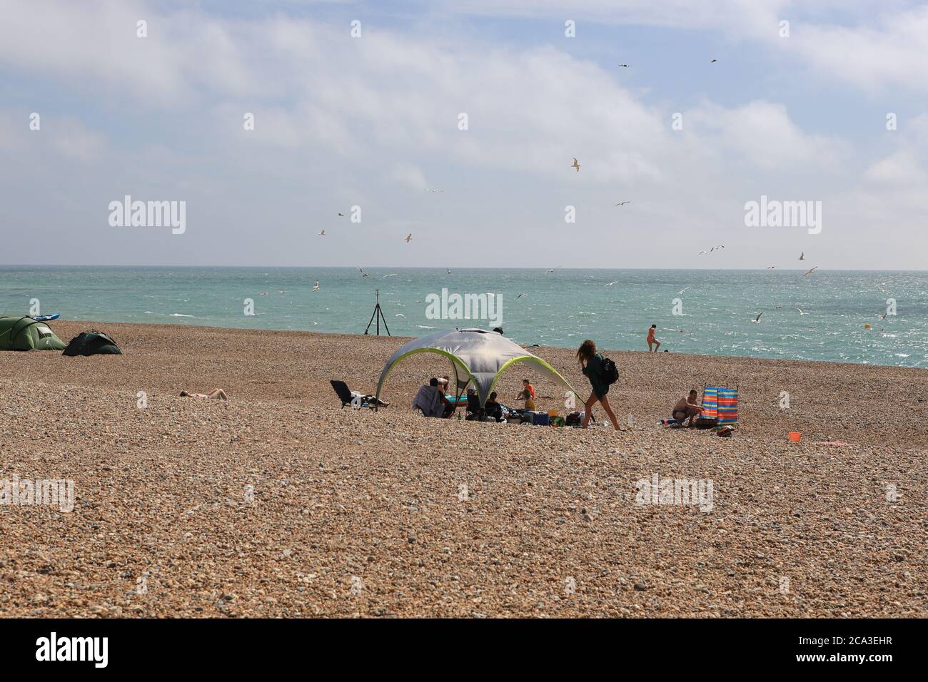 Seaford Beach, luogo ideale per rilassarsi ed evitare alcune delle folle estive che affollano altre spiagge della costa meridionale. Foto Stock