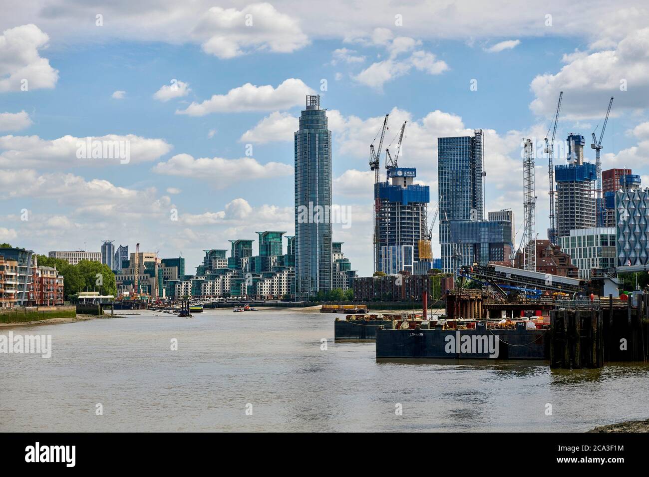 Guardando lungo il fiume Tamigi, girato dalla zona di Battersea che mostra lo sviluppo di blocchi torre a SW, Londra, Regno Unito, finanziato da russo, denaro cinese Foto Stock