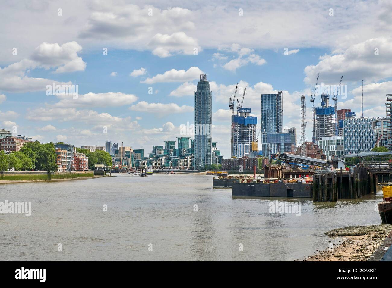 Guardando lungo il fiume Tamigi, girato dalla zona di Battersea che mostra lo sviluppo di blocchi torre a SW, Londra, Regno Unito, finanziato da russo, denaro cinese Foto Stock