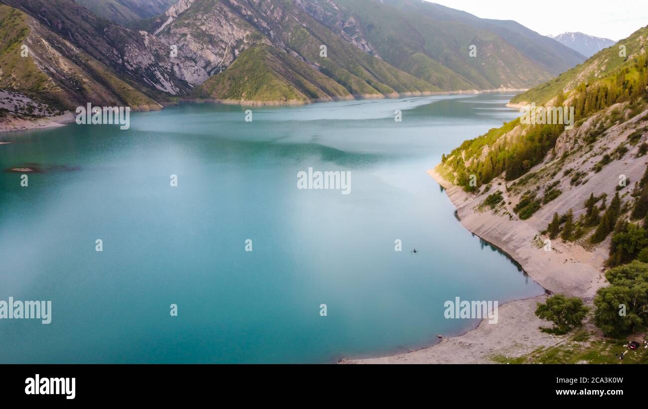 Bella montagna turchese colore lago Karasuu in Tian-Shan, Kirghizistan. Foto Stock