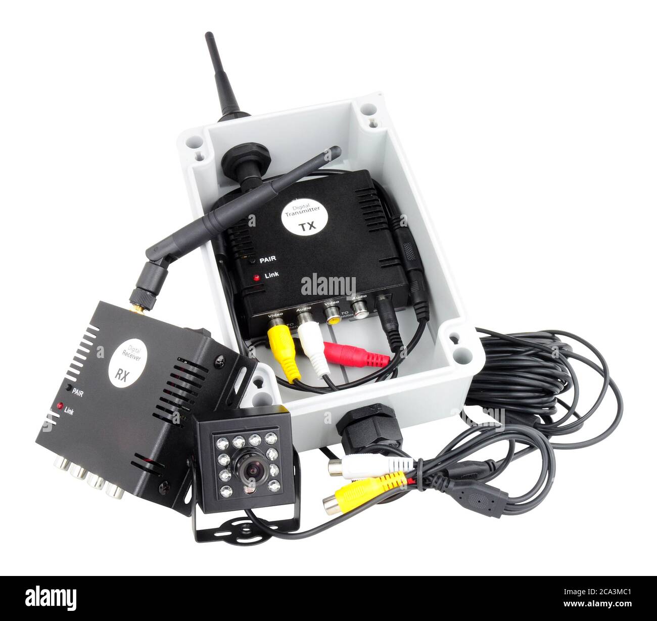 Mini sistema di telecamere digitali wireless con trasmettitore e ricevitore isolati su sfondo bianco Foto Stock