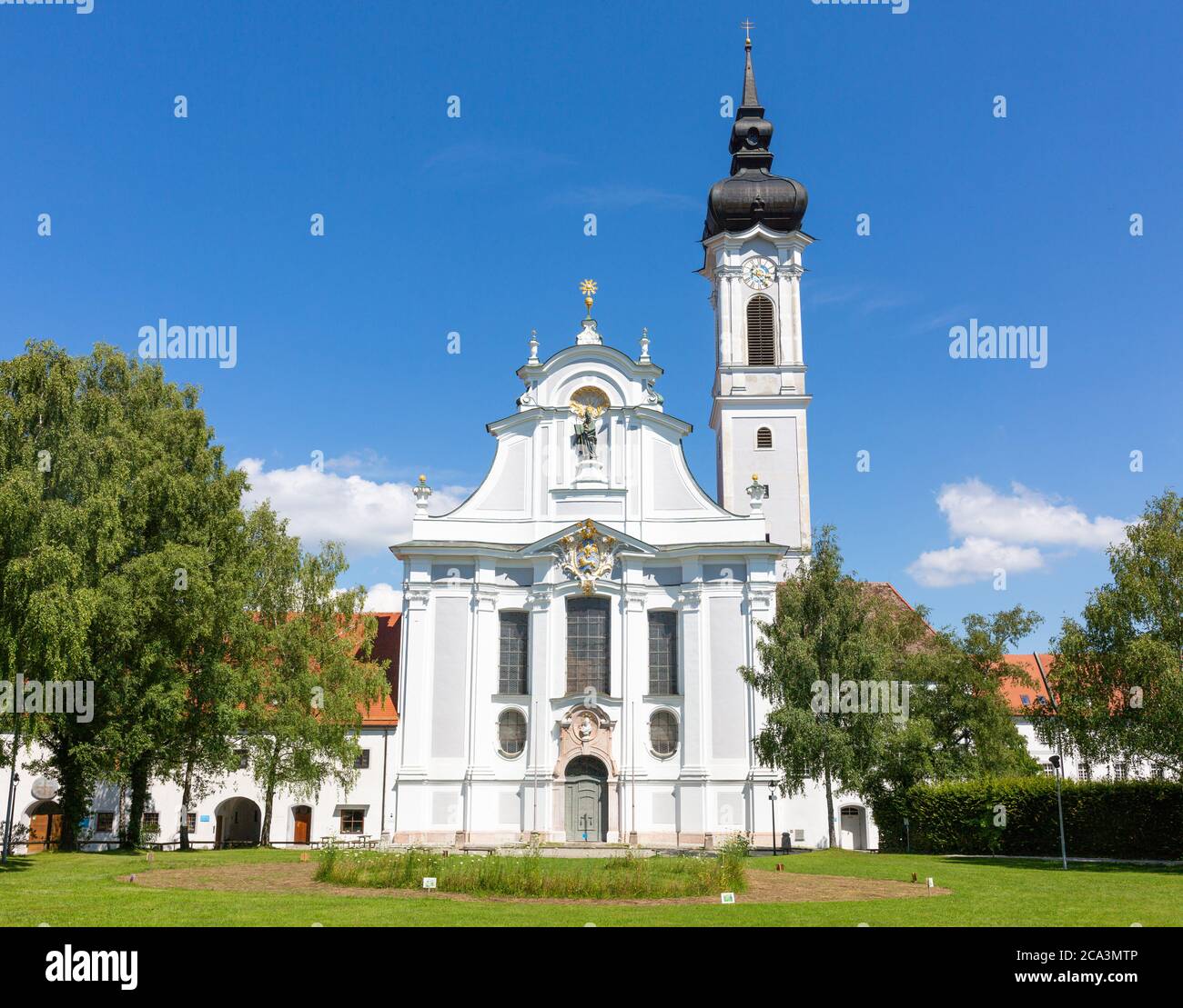 Diessen am Ammersee, Baviera / Germania - 19 luglio 2020: Vista frontale di Marienmünster Dießen. Chiesa cattolica situata all'estremità meridionale dell'Ammerse Foto Stock