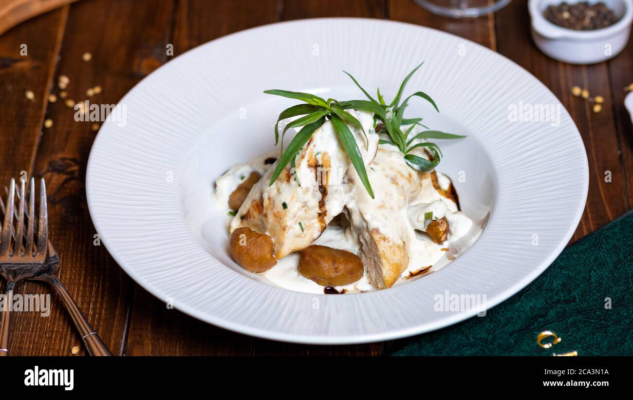 Pasto di patate, pollo con salsa maionese primo piano Foto Stock