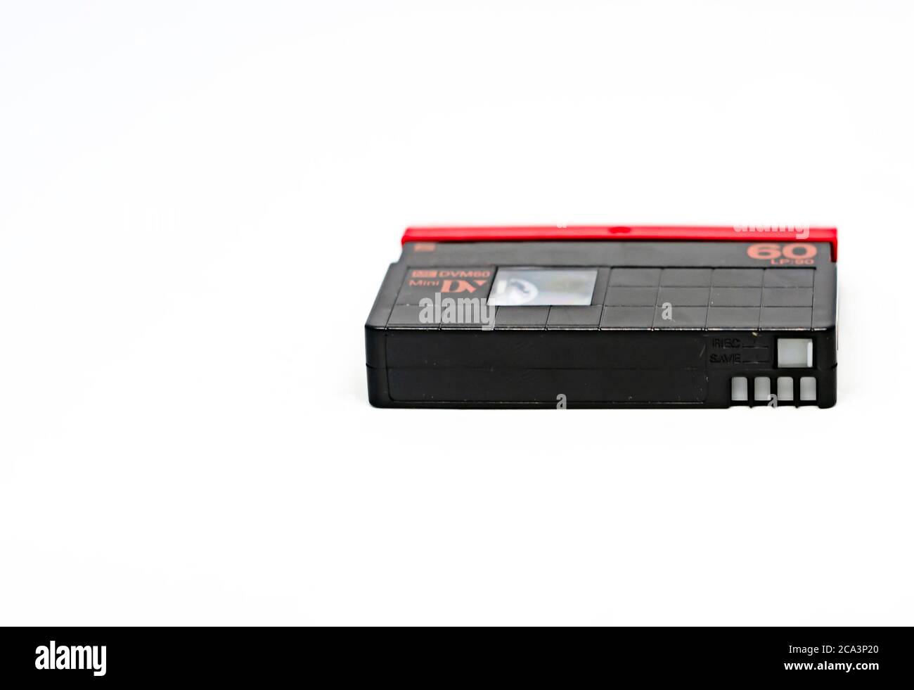 Vista laterale di una videocassetta in formato Mini DV isolata su sfondo bianco. Le cassette MiniDV erano destinate all'uso amatoriale, Foto Stock
