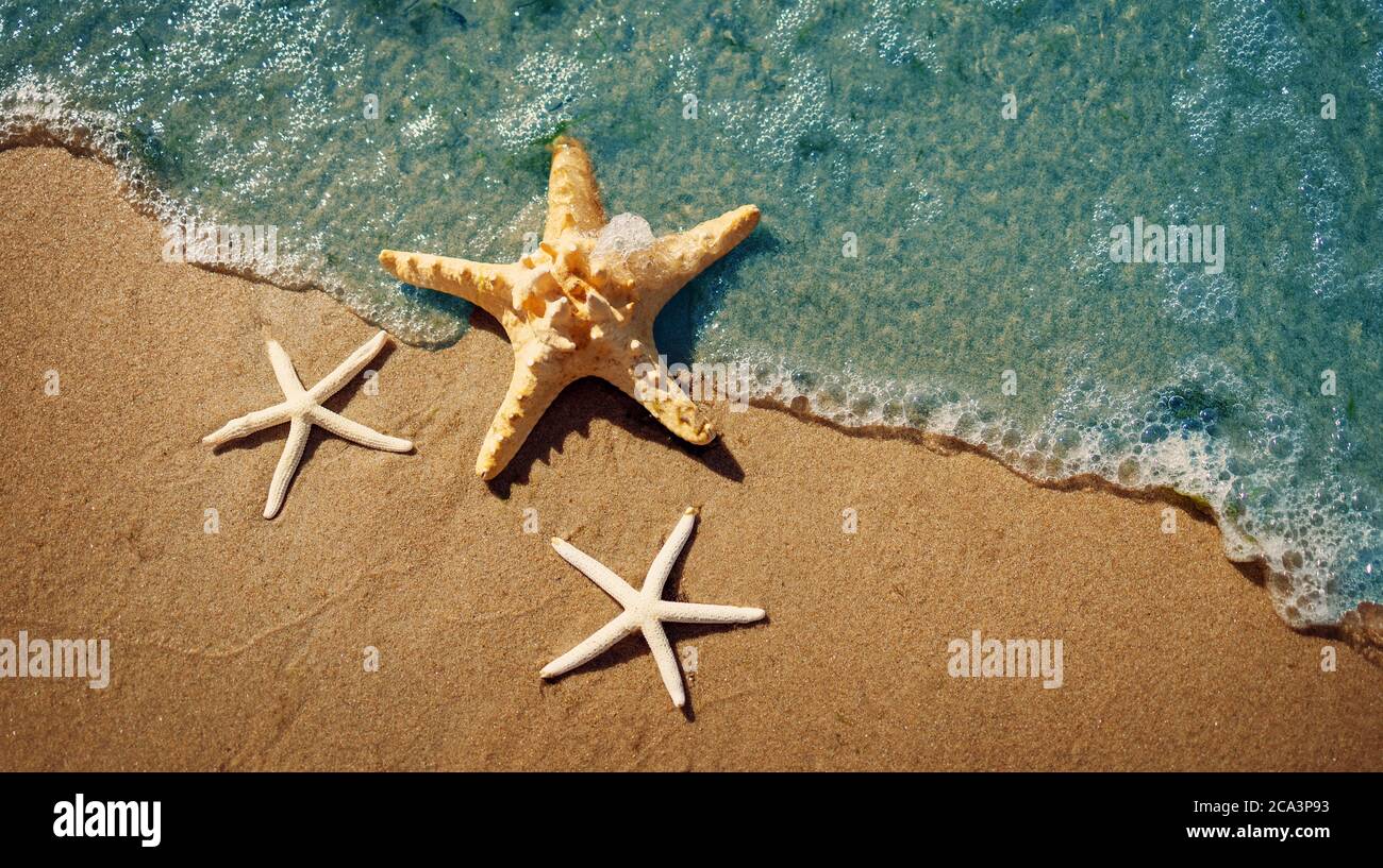 Sfondo di mare sfocato con bella bokeh e sabbia in primo piano Foto Stock