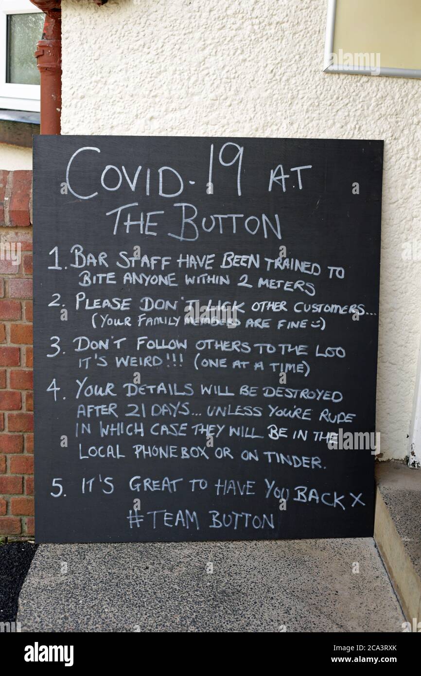 Humorous Covid-19 avviso di bacheca al di fuori del pub inglese. Foto Stock