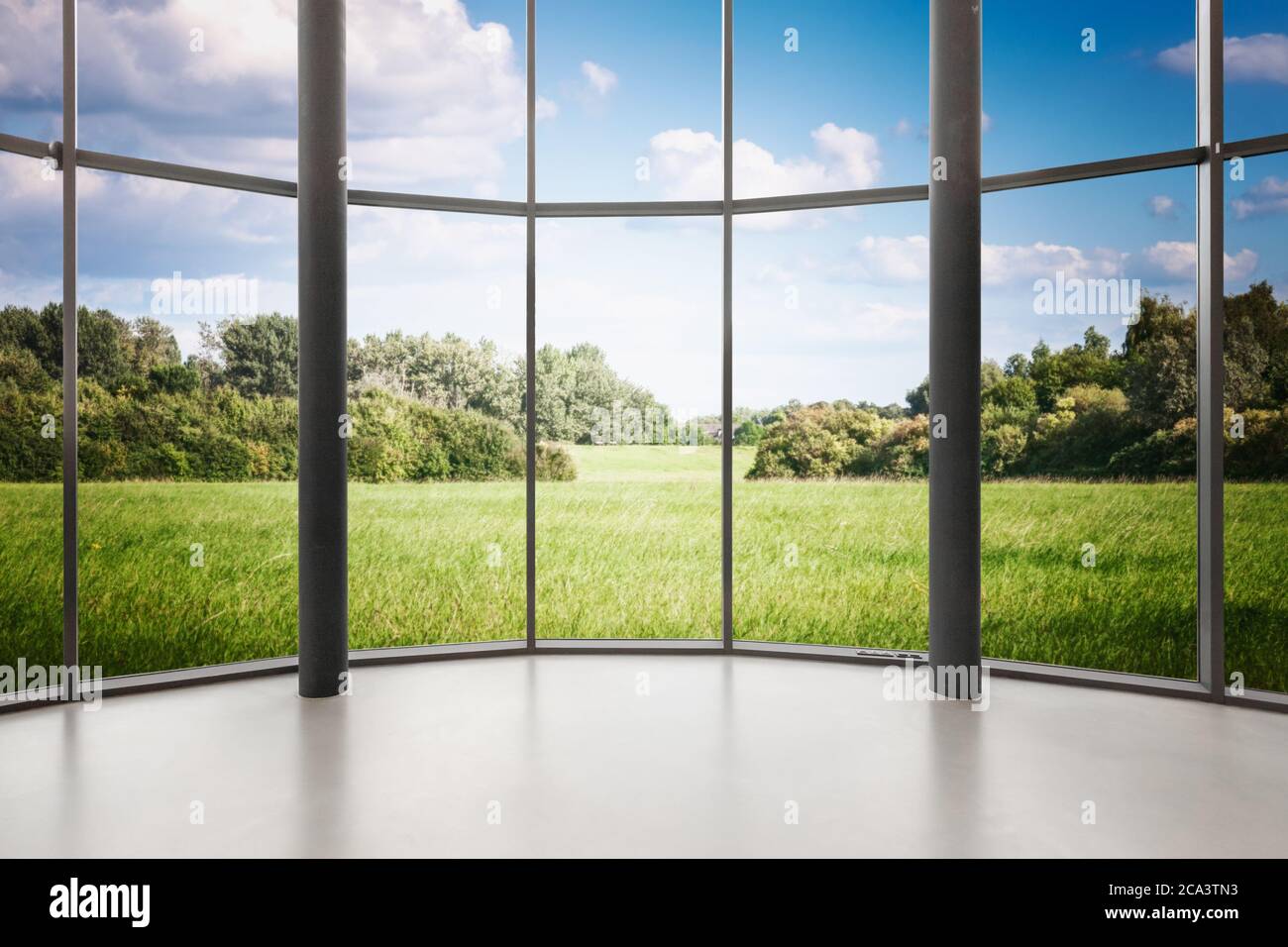 Finestra in vetro di una camera vuota di forma rotonda con vista panoramica. Cornice di finestre con tracciato di ritaglio Foto Stock