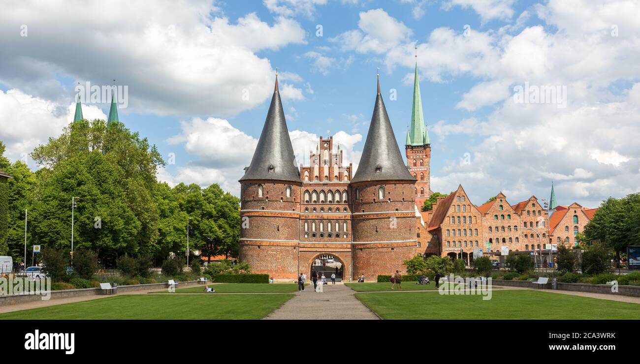 Panorama con l'Holstentor (Holstein-Tor). Porta storica della città di Lübeck. Foto Stock