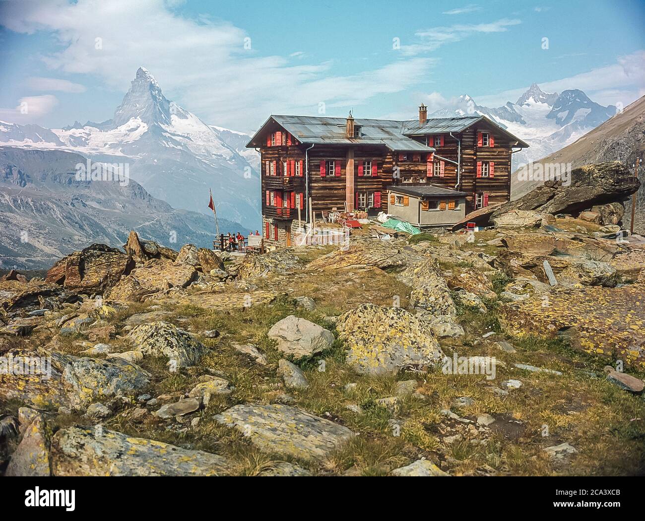 Si tratta del rifugio Fluhalp che si affaccia attraverso la valle fino all'iconica montagna del Cervino, con l'Obergabelhorn sulla destra, il tutto situato sopra la località turistica svizzera di Zermatt, nel Cantone Svizzero del Vallese Foto Stock